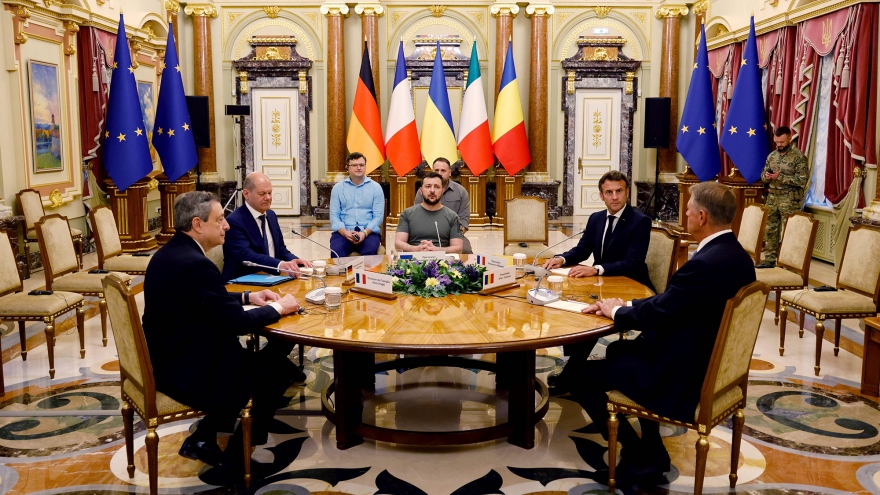 Hình ảnh lãnh đạo châu Âu gặp ông Zelensky lần đầu tiên từ khi xung đột nổ ra